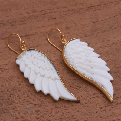 Ohrringe mit Goldakzenten aus Knochen, 'Wings of Change - Akzentuierte Ohrringe mit goldenen Knochenflügeln aus Indonesien