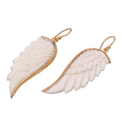 Ohrringe mit Goldakzenten aus Knochen, 'Wings of Change - Akzentuierte Ohrringe mit goldenen Knochenflügeln aus Indonesien
