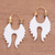Ohrringe mit Goldakzenten aus Knochen, 'Flügelbögen'. - Flügelbezogene Ohrringe aus Indonesien mit goldenen Akzentuierungen