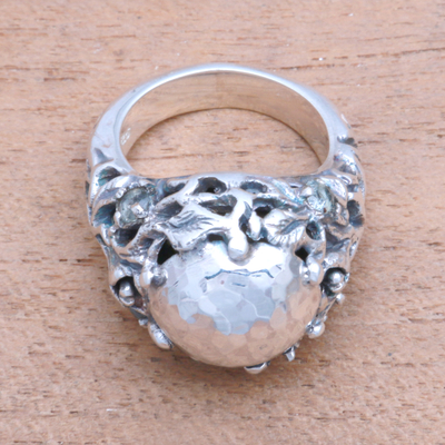 Peridot-Kuppelring - Gewölbter Peridot-Ring mit Rankenmuster aus Java