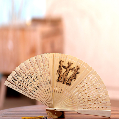 Handfächer aus Mahagoniholz ​​– Handfächer aus Mahagoniholz ​​​​mit Tanzmotiv, hergestellt in Bali