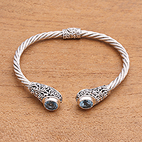 Blautopas-Manschettenarmband, „Royal Pattern“ – Spiralmuster-Blautopas-Manschettenarmband aus Bali