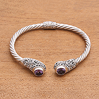 Amethyst-Manschettenarmband, „Royal Pattern“ – Amethyst-Manschettenarmband mit Spiralmuster aus Bali