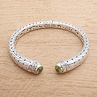 Peridot-Manschettenarmband mit Goldakzent, „Bold Pattern“ – Peridot-Manschettenarmband mit Goldakzent und aufwendigem Muster