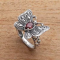 Anillo de cóctel granate, 'Mariposa elegida' - Anillo de cóctel mariposa granate facetado de Bali