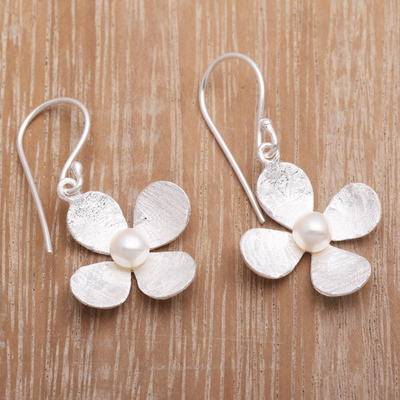 Aretes colgantes de perlas cultivadas - Aretes florales de plata cepillada y perla blanca cultivada