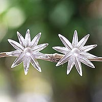 Aretes de perlas cultivadas - Pendientes Flor de Loto de Plata y Perla Cultivada Blanca