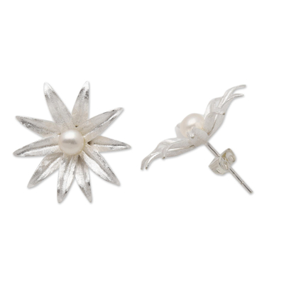 Knopfohrringe aus Zuchtperlen - Lotusblüten-Ohrringe aus Silber und weißer Zuchtperle