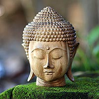Hibiskus-Holzskulptur, „Buddha Nature“ – handgeschnitzte hölzerne Buddha-Kopfskulptur aus Bali