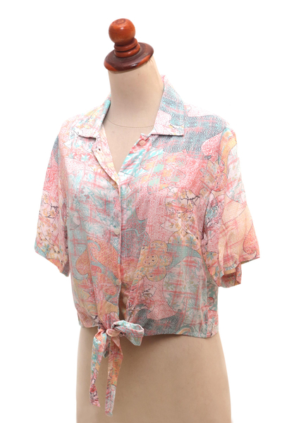 Viskose-Bluse zum Binden vorne, „Sekar Jagad“ – Bluse aus Viskose-Print zum Binden vorne in Pastellrosa und Aqua