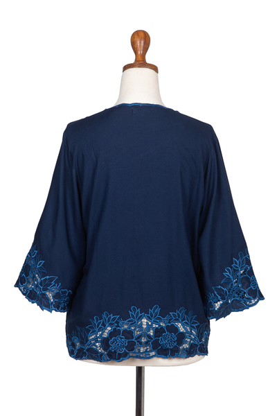 Bestickte Viskosebluse - Blaue Viskose-Bluse mit Blumenstickerei