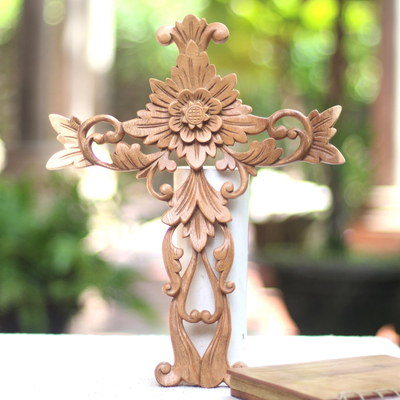 Wandakzent aus Holz - Handgeschnitztes Wandkreuz aus Holz mit Blumenmotiven