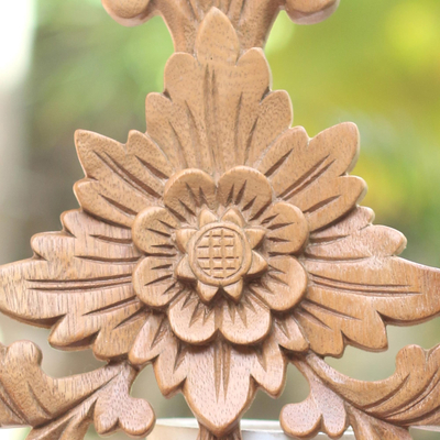 Wandakzent aus Holz - Handgeschnitztes Wandkreuz aus Holz mit Blumenmotiven