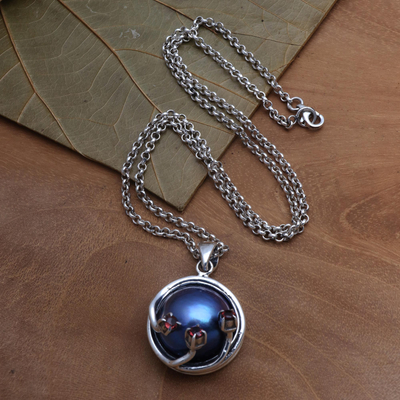 Halskette aus Zuchtperlen und Granatanhänger, 'Moon Bloom'. - Blaue Mabe-Zuchtperlen-Anhänger-Halskette mit Granaten