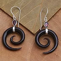 Pendientes colgantes de granate y cuerno, 'Shadow Swirls' - Pendientes colgantes de granate y cuerno oscuro en forma de remolino de Bali