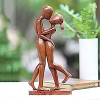 Escultura de madera, 'Beso de amante' - Escultura romántica de madera de Suar tallada a mano de Bali