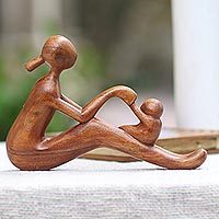 Escultura de madera, 'Mamá y bebé' - Escultura de madre e hijo de madera natural de Suar de Bali