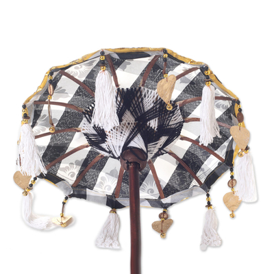 Balinesischer Regenschirm aus Baumwolle und Holz - Schwarz-weißer dekorativer balinesischer Regenschirm