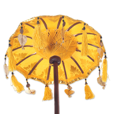 Balinesischer Regenschirm aus Baumwolle und Holz, 'Pura-Eingang in Safran'. - Gelber balinesischer Mini-Zeremonienschirm