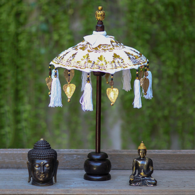Balinesischer Regenschirm aus Baumwolle und Holz, 'Sacred Moment in White'. - Weiß und Gold Dekorativer balinesischer Regenschirm Home Accent