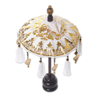 Balinesischer Regenschirm aus Baumwolle und Holz, 'Sacred Moment in White'. - Weiß und Gold Dekorativer balinesischer Regenschirm Home Accent