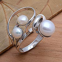 Anillo de cóctel con perlas cultivadas, 'Wave Crest' - Anillo de cóctel con perlas cultivadas de color blanco crema