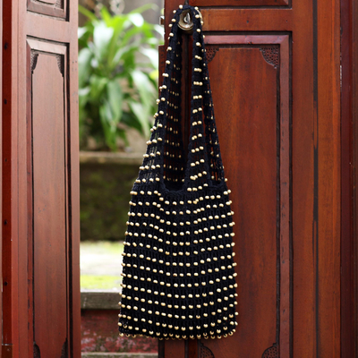 Umhängetasche aus perlengehäkelter Baumwolle, 'Creative Endeavor'. - Schwarze Umhängetasche mit gehäkelten Perlen aus Bali