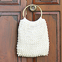 Gehäkelte Handtasche aus Baumwolle, „Circles in White“ – Gehäkelte weiße Perlenhandtasche mit Bambusgriffen