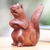 Holzskulptur, 'Nüsse - Detaillierte Holzskulptur eines Eichhörnchens mit Nuss