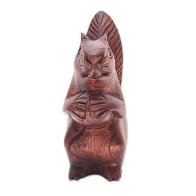 Holzskulptur, 'Nüsse - Detaillierte Holzskulptur eines Eichhörnchens mit Nuss