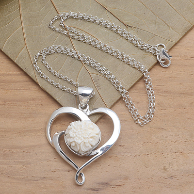 Collar colgante de plata de ley, 'Gardenia Sweetheart' - Collar de corazón de plata de ley con tema floral