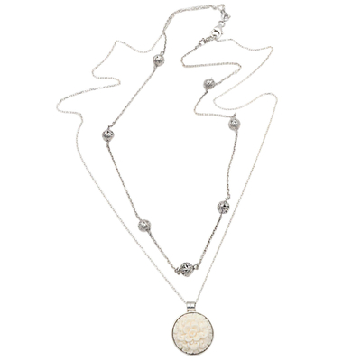 Anhänger-Halskette aus Sterlingsilber und Knochen, 'Nelkenstationen'. - Balinesische Halskette aus geschnitzter Knochennelke und 925er Silber