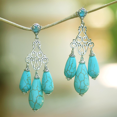 Blautopas-Kronleuchter-Ohrringe - Silberne und blaue rekonstituierte Türkis-Ohrringe aus Bali