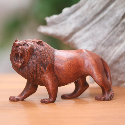 Escultura de madera - Escultura de león tallada a mano de comercio justo