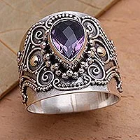 Amethyst-Cocktailring mit Goldakzent, „Checkerboard Teardrop“ – Verzierter balinesischer Ring aus Silber und Amethyst mit Goldakzenten