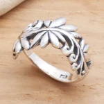 Sterling silver band ring, 'Flourishing Flora' - Leafy Vine Sterling Silver Band Ring from Bali