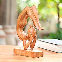 Escultura de madera, 'Sayanasana Pose' - Escultura de yoga de postura de escorpión de madera tallada a mano
