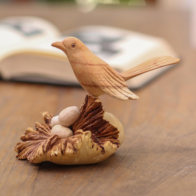 Holzskulptur - Handgeschnitzte Holzskulptur eines nistenden Vogels