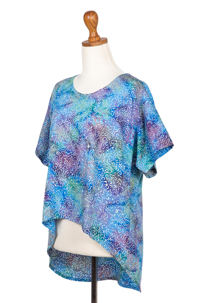 blusa alta-baja de rayón - Blusa batik multicolor de rayón con cola lateral alta