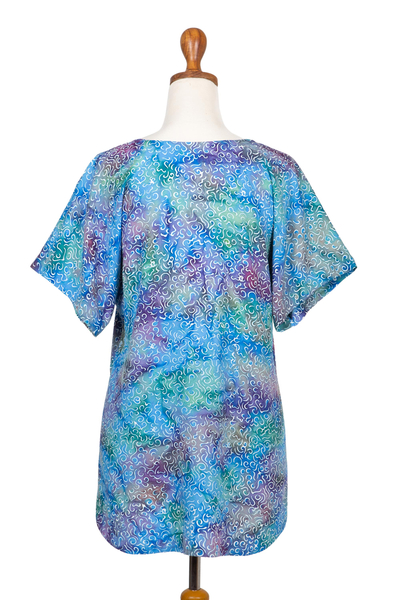 blusa alta-baja de rayón - Blusa batik multicolor de rayón con cola lateral alta