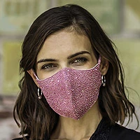 Perlenbesetzte Baumwoll-Gesichtsmasken, „Feminine Glam“ (Paar) – 2 handbestickte konturierte Baumwoll-Gesichtsmasken in Schwarz und Rosa