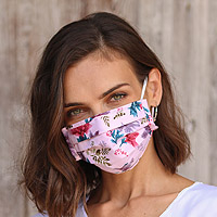 Baumwoll-Gesichtsmasken, „Balinesische Wildblumen“ (4er-Set) – Vier 2-lagige Baumwoll-Gesichtsmasken mit Wildblumen-Print und elastischen Schlaufen