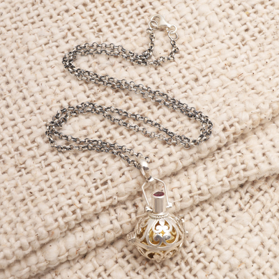 Granat-Harmonie-Kugel-Halskette - Harmoniekugel-Halskette aus Silber und Messing mit Granat