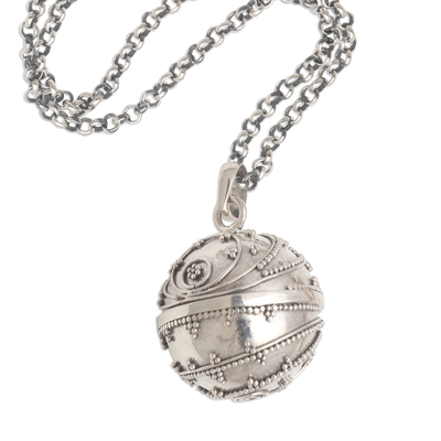 Harmonie-Kugel-Halskette aus Sterlingsilber - Handgefertigte Harmonie-Kugel-Halskette aus Sterlingsilber mit Herzmotiv