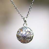 Collar de bolas de armonía de plata de ley, 'Caring Love' - Collar de bolas de armonía de amuleto de plata de ley