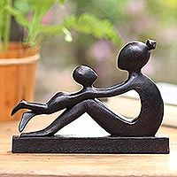 Holzskulptur „Form der Liebe“ – Mutter-Kind-Skulptur aus Suar-Holz
