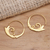 Vergoldete Halbkreis-Ohrringe, 'Keramas Surf'. - Wirbelnde 18k vergoldete Half-Hoop-Ohrringe