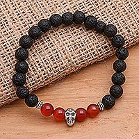 Stretch-Armband mit Perlen aus Lavastein und Karneol, „Staring Skull in Scarlet“ – Armband mit Perlen aus Karneol und Lavastein mit Totenkopf-Anhänger