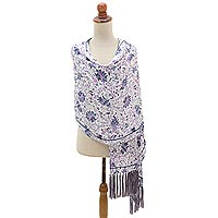 Seiden-Batik-Schal, „Teratai Purple“ – Seiden-Batik-Schal mit Fransen in Lila und Weiß