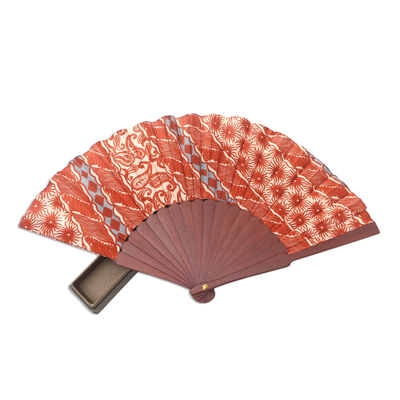 Batik-Fächer aus Seide, 'Lengko Scarlet' - Batik-Handfächer aus Seide mit scharlachrotem Aufdruck aus Bali